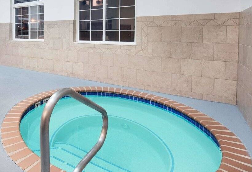 Howard Johnson By Wyndham Oacoma Hotel & Suites