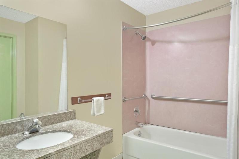 فندق Red Carpet Inn and Suites Newnan