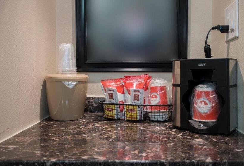 هتل Red Roof Inn Plus+ Poughkeepsie