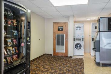 هتل Suburban Studios Pueblo North