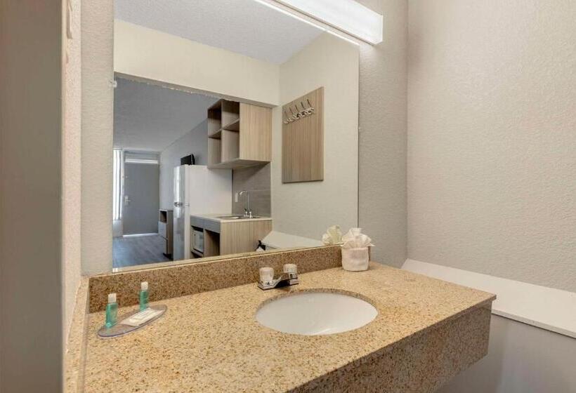 هتل Suburban Studios Pueblo North