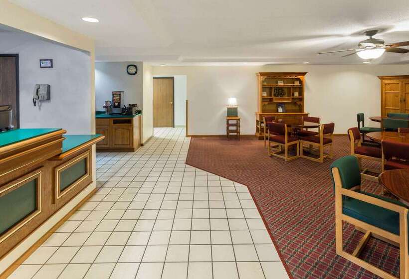 فندق Super 8 By Wyndham Reedsburg