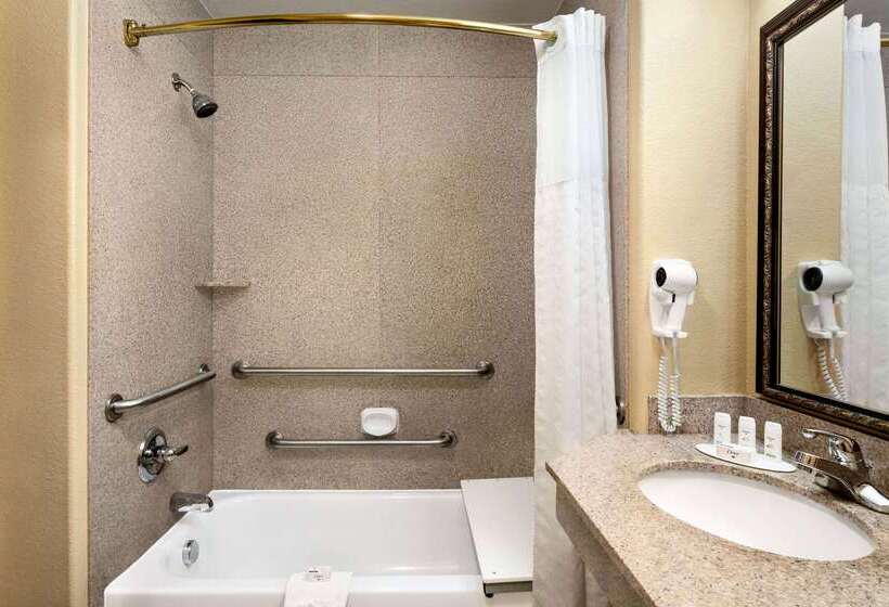 هتل Baymont By Wyndham Wichita Falls