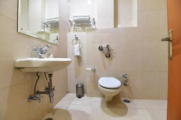 هتل Broadways Inn