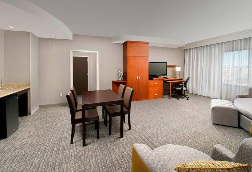 هتل Courtyard By Marriott Wichita Falls