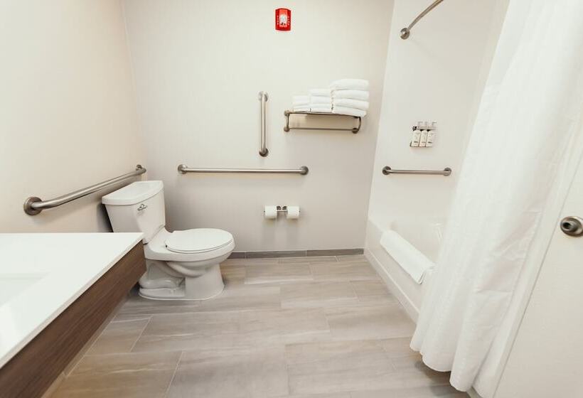 Отель Holiday Inn Express And Suites Urbandale Des Moines, An Ihg