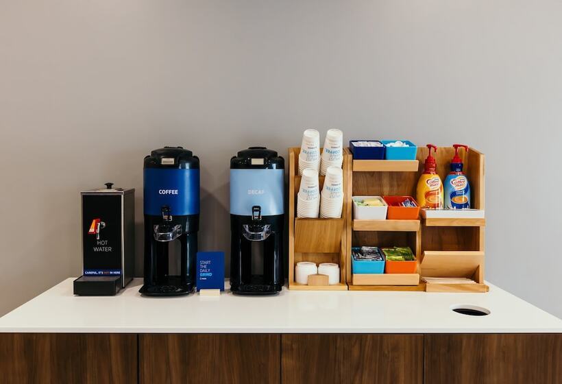 Отель Holiday Inn Express And Suites Urbandale Des Moines, An Ihg