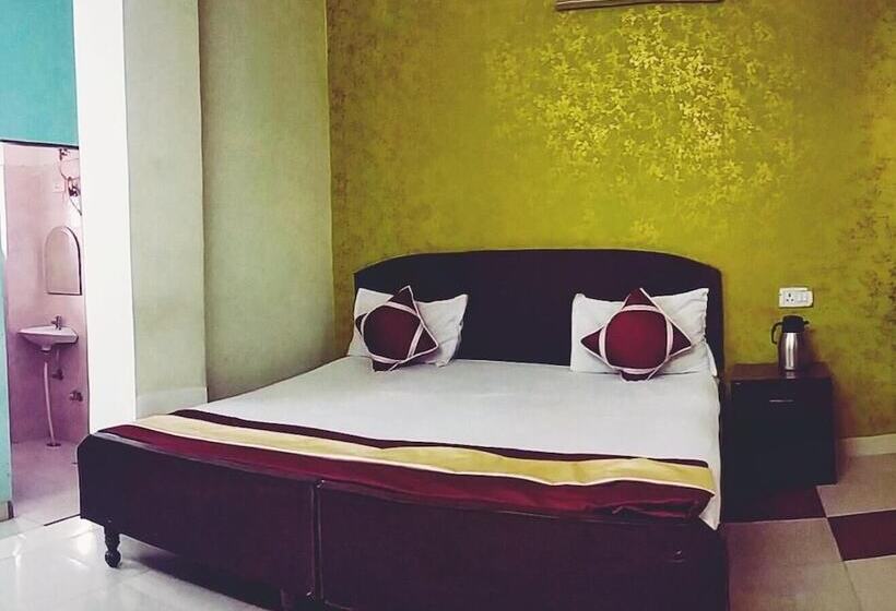 فندق Satkar