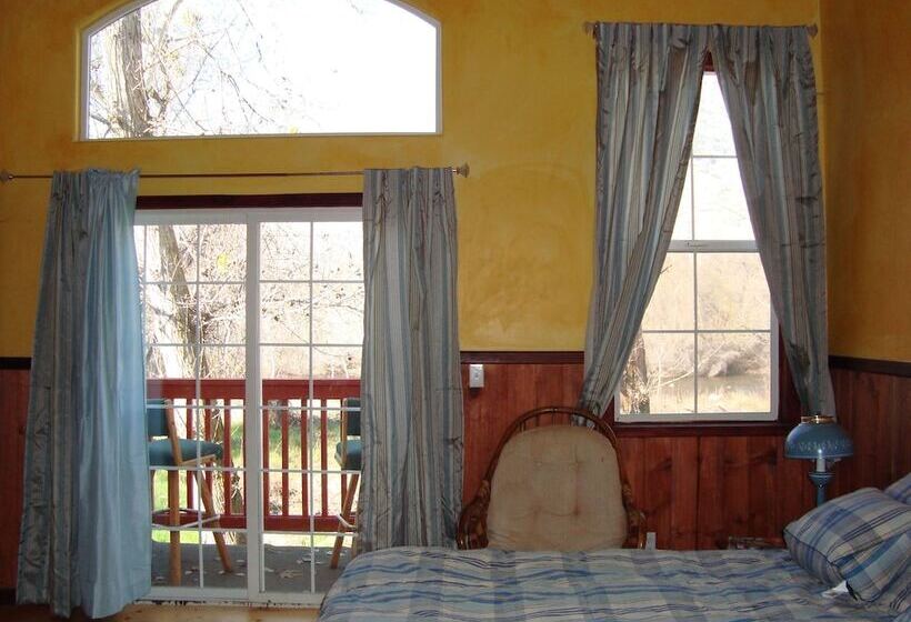 هتل Sequoia Riverfront Cabins