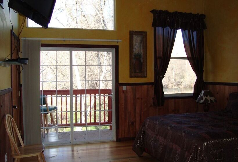 هتل Sequoia Riverfront Cabins