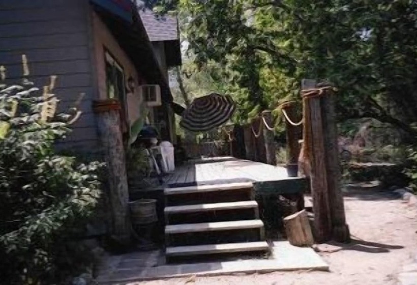 هتل Sequoia Riverfront Cabins