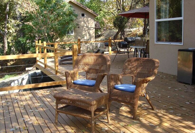 هتل Sequoia Riverfront Cabins