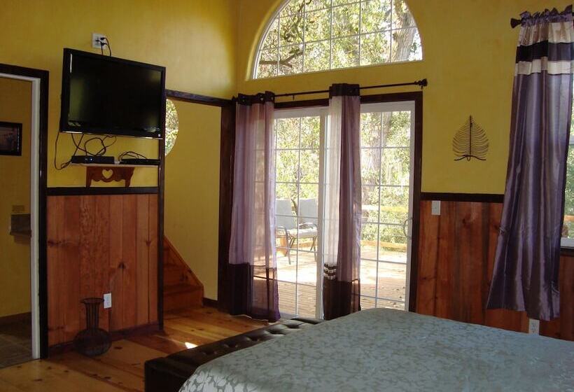 هتل Sequoia Riverfront Cabins