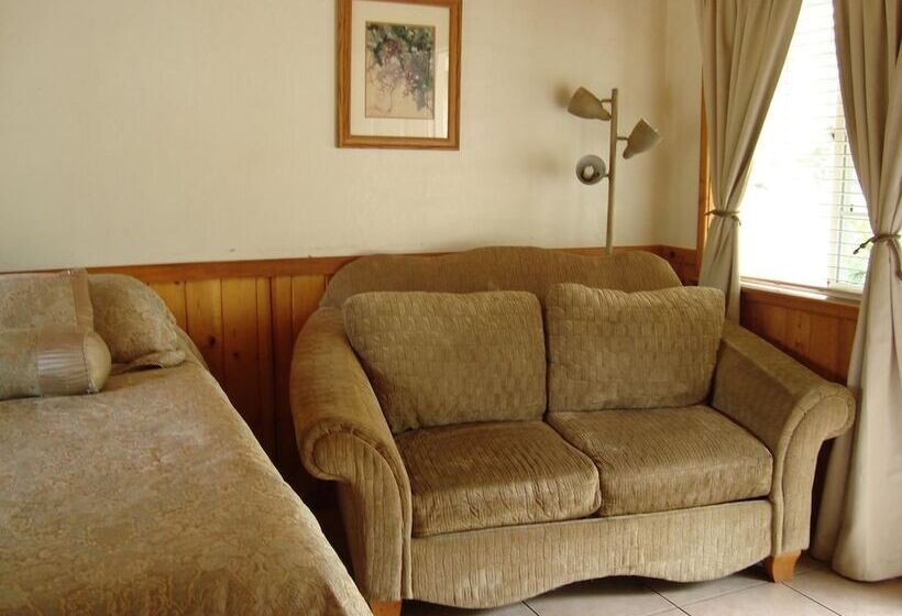 هتل Sequoia Riverfront Cabins