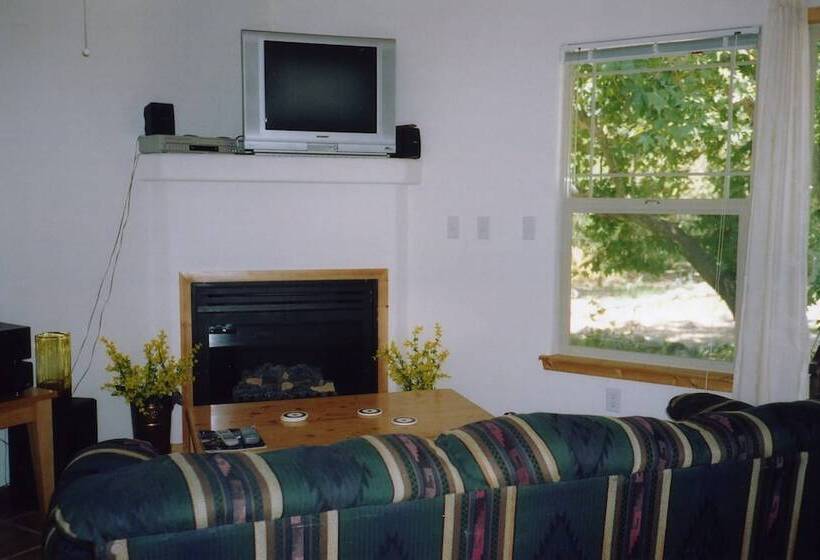 هتل Sequoia Riverfront Cabins