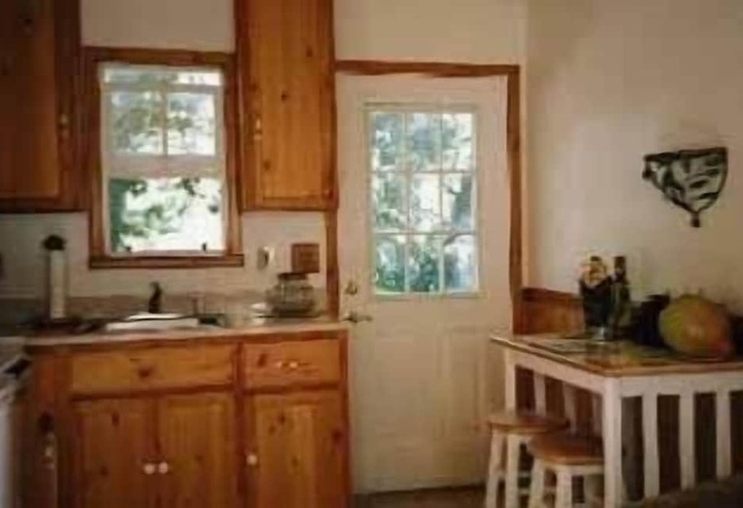 هتل Sequoia Riverfront Cabins