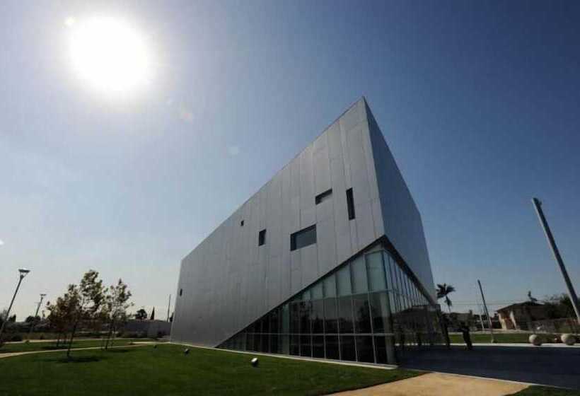 فندق Studio Inn & Suites At Promenade Downey