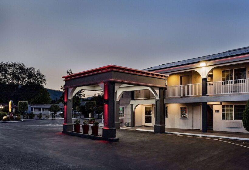 هتل Super 8 By Wyndham Ukiah