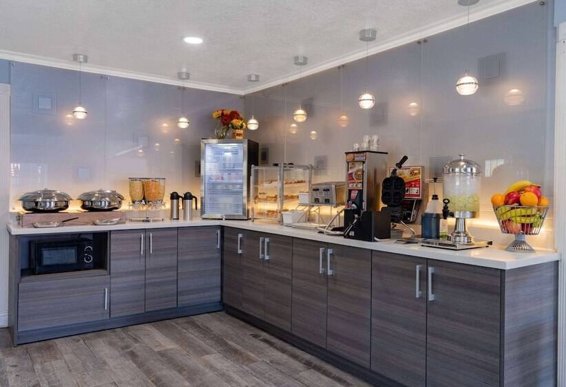 هتل Super 8 By Wyndham Ukiah