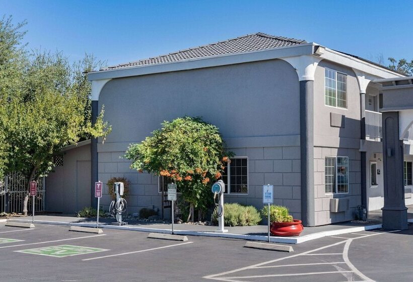هتل Super 8 By Wyndham Ukiah