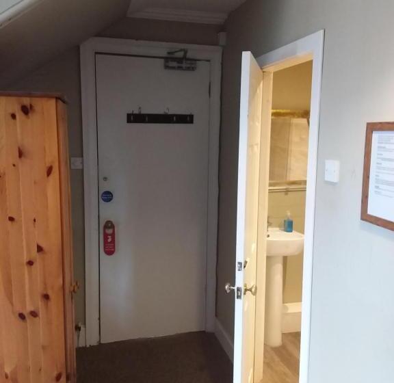 تختخواب و صبحانه Ivy Braveheart Guest House