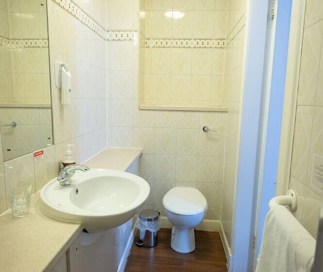 Hampton Hotel By Greene King Inns