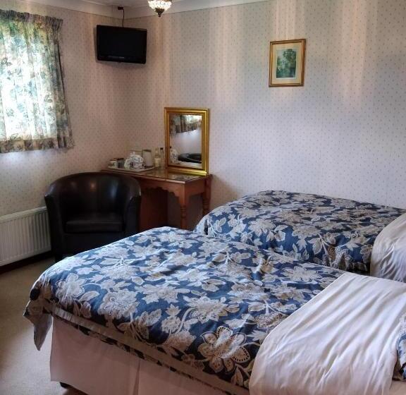 هتل Alltyfyrddin Farm Guest House At The Merlin S Hill Centre