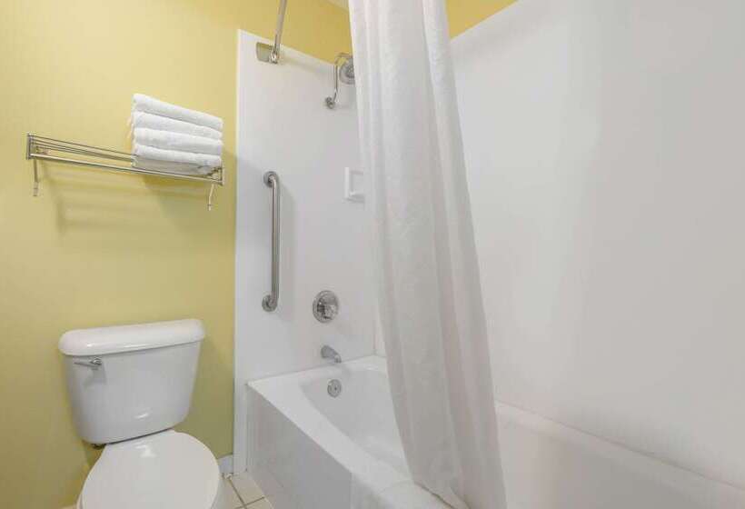 ホテル Econo Lodge Inn & Suites Triadelphia  Wheeling