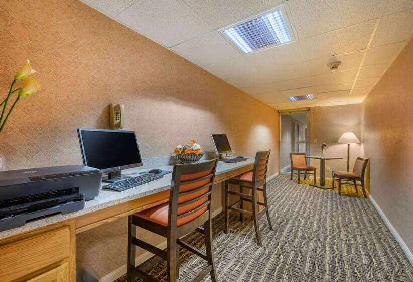 ホテル Econo Lodge Inn & Suites Triadelphia  Wheeling