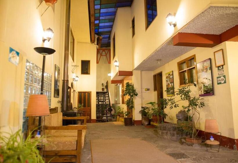هتل Los Aticos B&b With Coworking