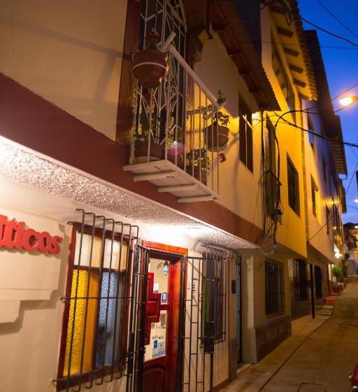 هتل Los Aticos B&b With Coworking