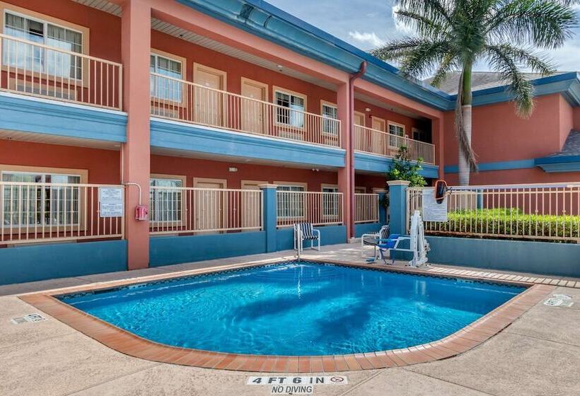 Отель Quality Inn & Suites At The Outlets Mercedes Weslaco