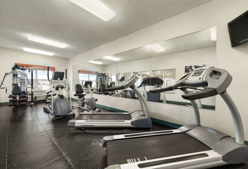 בית מלון כפרי Country Inn & Suites By Radisson, Kansas City At Village West, Ks