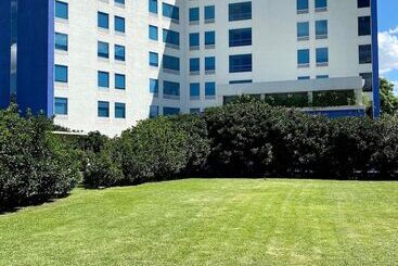 هتل Hampton Inn By Hilton Guadalajara/expo