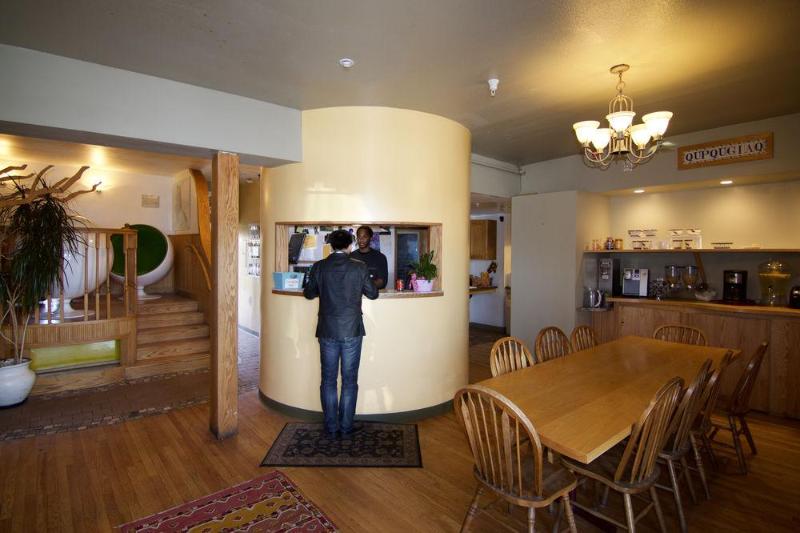 هتل Qupqugiaq Inn