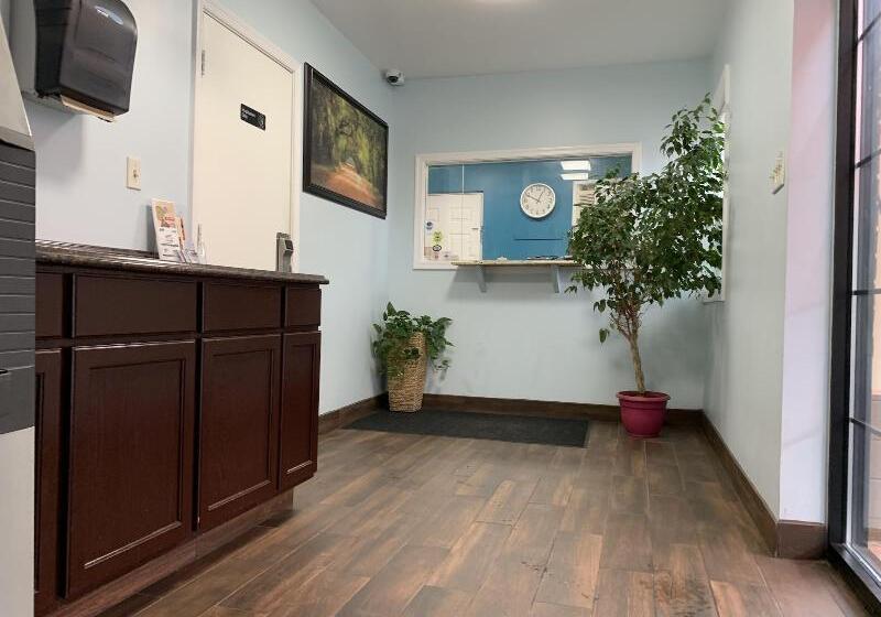 ホテル Red Carpet Inn  Norristown