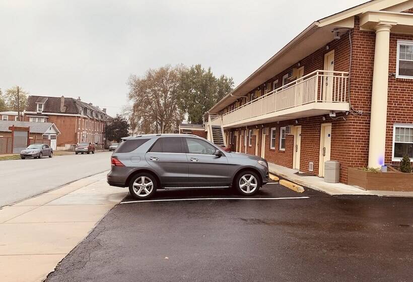 ホテル Red Carpet Inn  Norristown