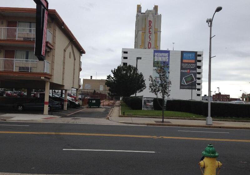 هتل Red Carpet Inn & Suites