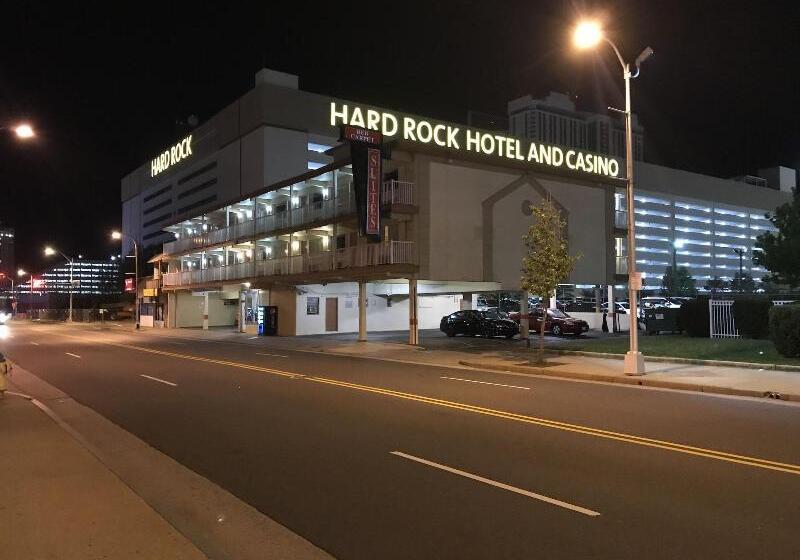 هتل Red Carpet Inn & Suites