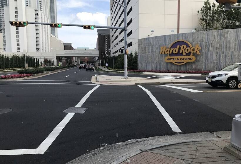 هتل Red Carpet Inn & Suites