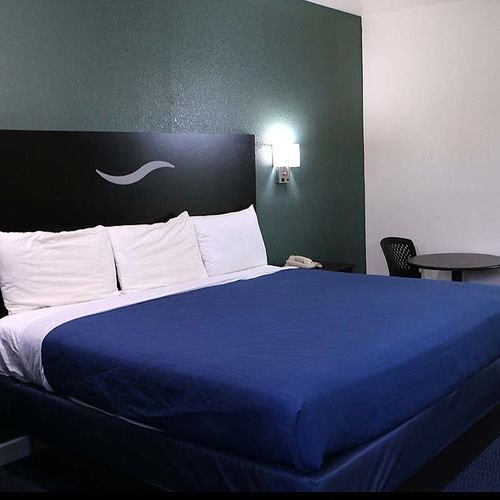 בית מלון כפרי Royal Inn Dallas Nw