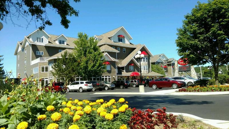 هتل Cherry Tree Inn & Suites