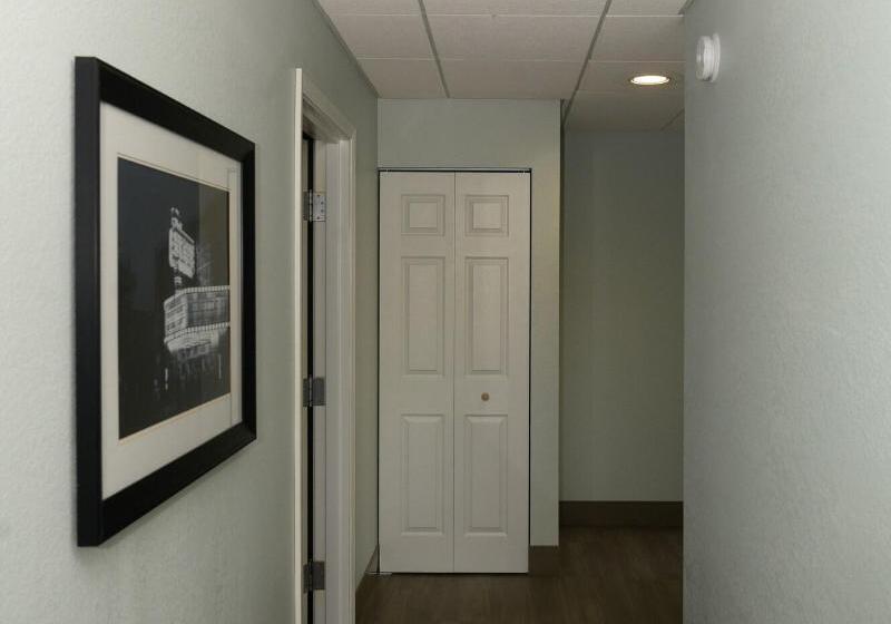 هتل Cherry Tree Inn & Suites