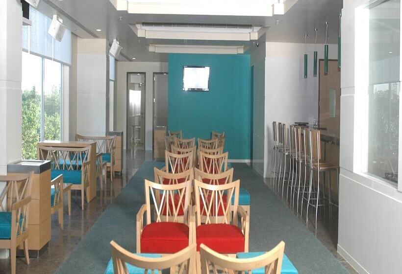 酒店 Hometel Chandigarh