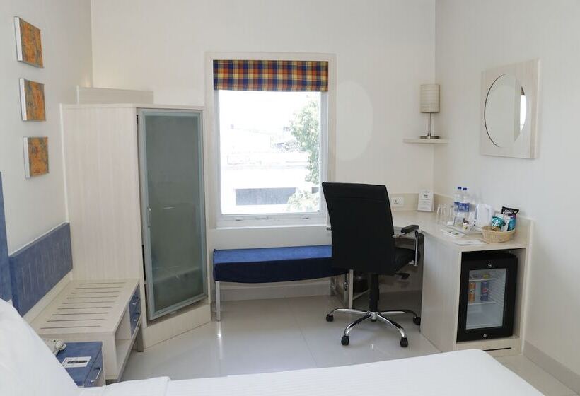 酒店 Hometel Chandigarh