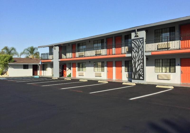 هتل Journey Inn