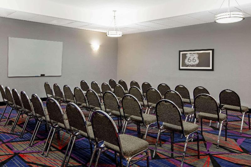 בית מלון כפרי La Quinta By Wyndham Tulsa Airport / Expo Square