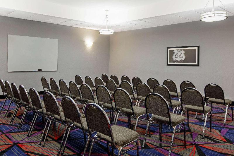 בית מלון כפרי La Quinta By Wyndham Tulsa Airport / Expo Square