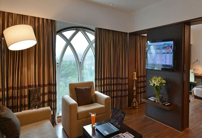 هتل Majestic Court Sarovar Portico Navi Mumbai