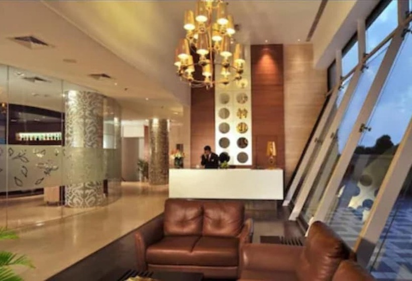 هتل Majestic Court Sarovar Portico Navi Mumbai